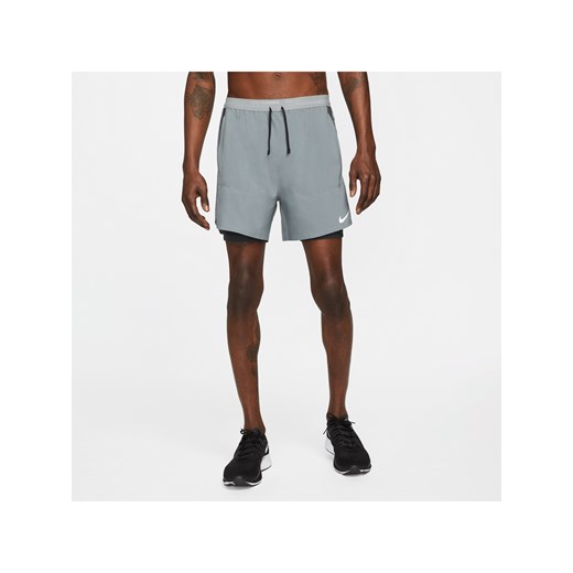 Męskie hybrydowe spodenki do biegania Nike Stride Dri-FIT 13 cm - Szary ze sklepu Nike poland w kategorii Spodenki męskie - zdjęcie 178605196