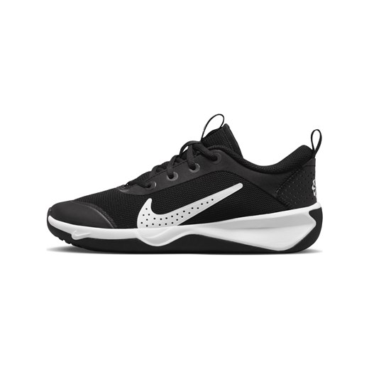 Buty halowe dla dużych dzieci Nike Omni Multi-Court - Czerń ze sklepu Nike poland w kategorii Buty sportowe dziecięce - zdjęcie 178605805