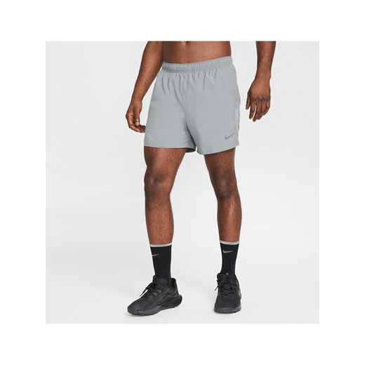Męskie uniwersalne spodenki 2 w 1 Dri-FIT Nike Challenger 13 cm - Szary ze sklepu Nike poland w kategorii Spodenki męskie - zdjęcie 178606317