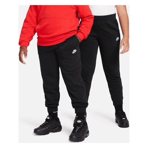 Joggery dla dużych dzieci Nike Sportswear Club Fleece (szersze rozmiary) - Czerń ze sklepu Nike poland w kategorii Spodnie chłopięce - zdjęcie 178606338