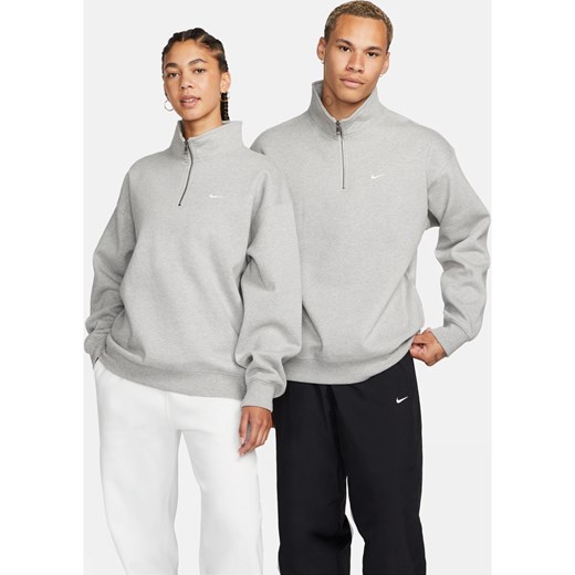 Koszulka męska z zamkiem 1/4 Nike Solo Swoosh - Szary ze sklepu Nike poland w kategorii Bluzy męskie - zdjęcie 178606567