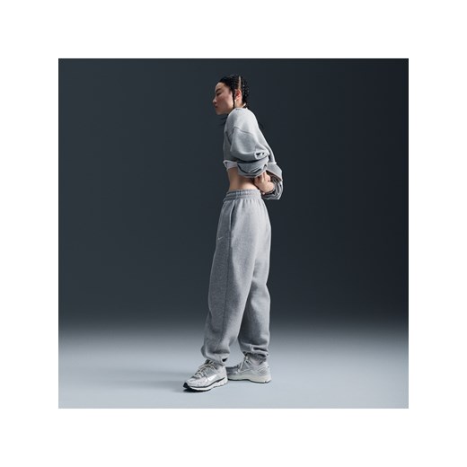 Damskie spodnie dresowe o kroju oversize z wysokim stanem Nike Phoenix Fleece - Szary ze sklepu Nike poland w kategorii Spodnie damskie - zdjęcie 178607027