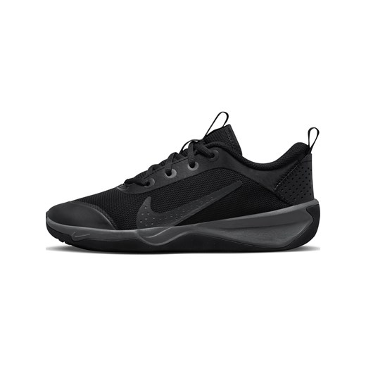 Buty halowe dla dużych dzieci Nike Omni Multi-Court - Czerń ze sklepu Nike poland w kategorii Buty sportowe dziecięce - zdjęcie 178607645