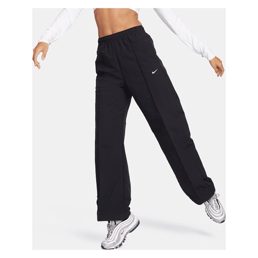 Damskie spodnie ze średnim stanem i luźnymi nogawkami Nike Sportswear Everything Wovens - Czerń ze sklepu Nike poland w kategorii Spodnie damskie - zdjęcie 178607767