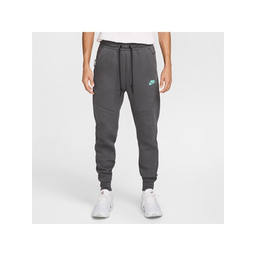 Męskie dzianinowe joggery Nike Sportswear Tech - Szary ze sklepu Nike poland w kategorii Spodnie męskie - zdjęcie 178607806