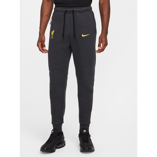 Męskie joggery piłkarskie z dzianiny Nike Liverpool F.C. Tech (wersja trzecia) - Szary ze sklepu Nike poland w kategorii Spodnie męskie - zdjęcie 178607899