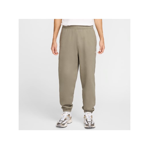 Męskie spodnie z dzianiny Nike Solo Swoosh - Zieleń ze sklepu Nike poland w kategorii Spodnie męskie - zdjęcie 178608426