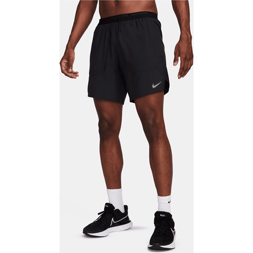 Męskie spodenki do biegania 2 w 1 18 cm Dri-FIT Nike Stride - Czerń ze sklepu Nike poland w kategorii Spodenki męskie - zdjęcie 178608668
