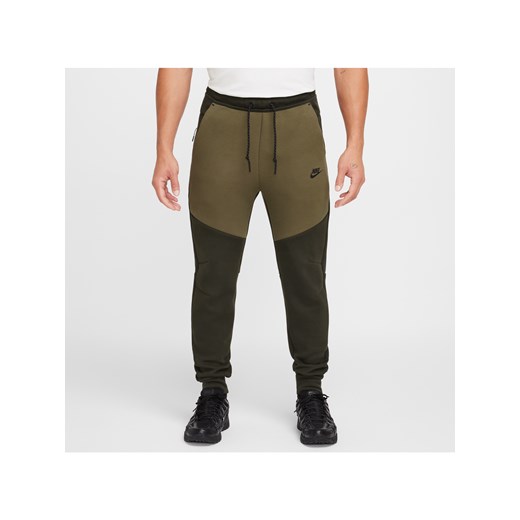 Męskie dzianinowe joggery Nike Tech - Zieleń ze sklepu Nike poland w kategorii Spodnie męskie - zdjęcie 178609656