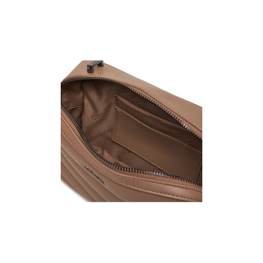 Listonoszka Calvin Klein na ramię matowa średnia 