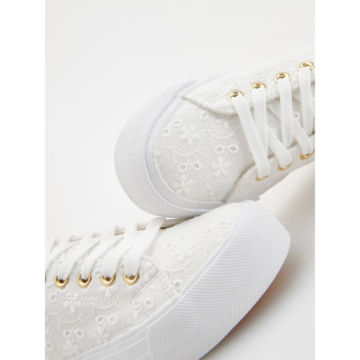 Reserved - Trampki z haftem - biały Reserved 39 Reserved