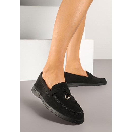 Czarne Mokasyny z Ekozamszu Zdobione Metaliczną Zawieszką Ralselia ze sklepu renee.pl w kategorii Mokasyny damskie - zdjęcie 178618996