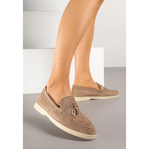 Ciemnobeżowe Mokasyny z Ekozamszu Zdobione Metaliczną Zawieszką Ralselia ze sklepu renee.pl w kategorii Mokasyny damskie - zdjęcie 178621907