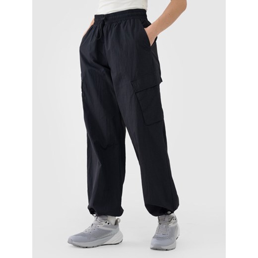 Damskie spodnie tkaninowe casual 4F 4FRSS25TTROF1372 - czarne ze sklepu Sportstylestory.com w kategorii Spodnie damskie - zdjęcie 178625565