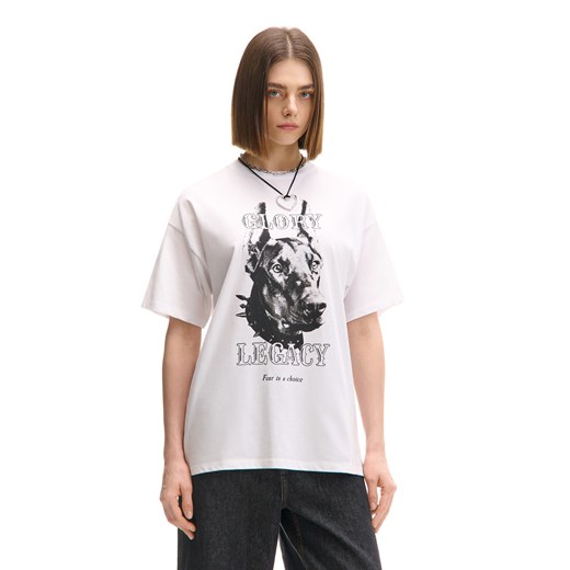 Cropp - Biały T-shirt oversize z psem - biały ze sklepu Cropp w kategorii Bluzki damskie - zdjęcie 178657949