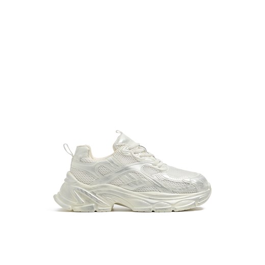 Cropp - Białe sportowe sneakersy z połyskiem - biały ze sklepu Cropp w kategorii Buty sportowe damskie - zdjęcie 178657995