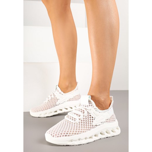 Białe Siateczkowe Buty Sportowe Sneakersy na Grubej Tłoczonej Podeszwie Luriane ze sklepu born2be.pl w kategorii Buty sportowe damskie - zdjęcie 178702607