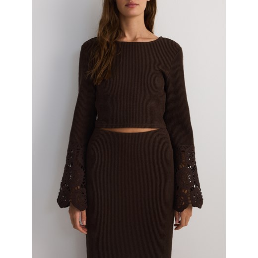 Reserved - Krótki sweter z ażurowymi rękawami - ciemnobrązowy ze sklepu Reserved w kategorii Swetry damskie - zdjęcie 178728459