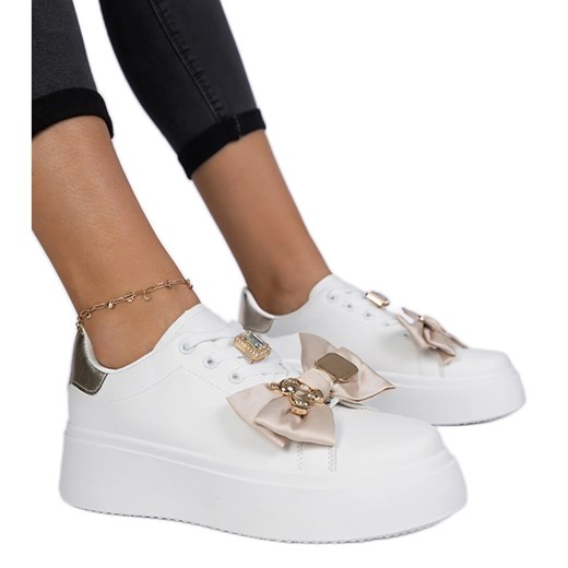 Biało-złote sneakersy damskie z kokardą białe ze sklepu ButyModne.pl w kategorii Buty sportowe damskie - zdjęcie 178735605
