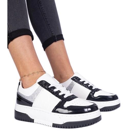 Czarne sneakersy damskie na grubej podeszwie ze sklepu ButyModne.pl w kategorii Buty sportowe damskie - zdjęcie 178735705