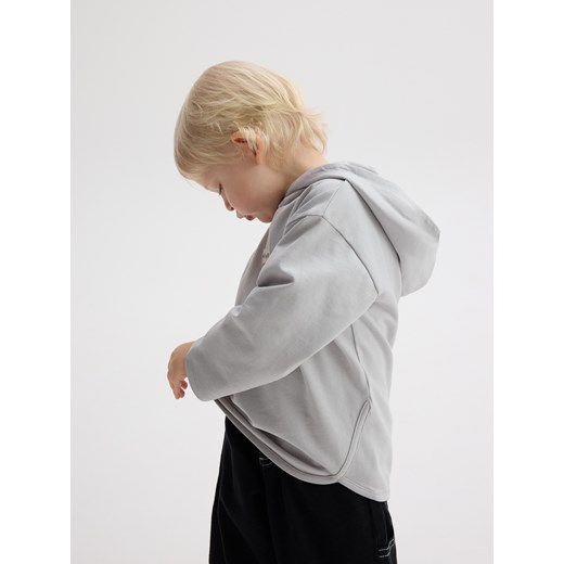 Reserved - Bawełniany longsleeve z kapturem - jasnoszary ze sklepu Reserved w kategorii Bluzy chłopięce - zdjęcie 178743006