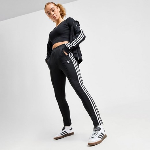 ADIDAS SPODNIE ADICOLOR SST CLASSIC TRACKPANT ze sklepu JD Sports  w kategorii Spodnie damskie - zdjęcie 178754629