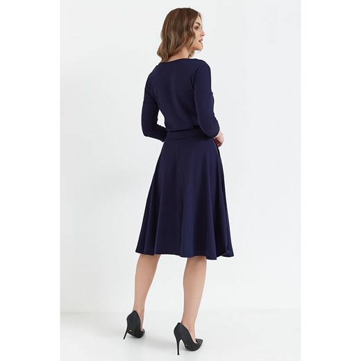 Sukienka z dekoltem w łódkę niebieska elegancka midi 