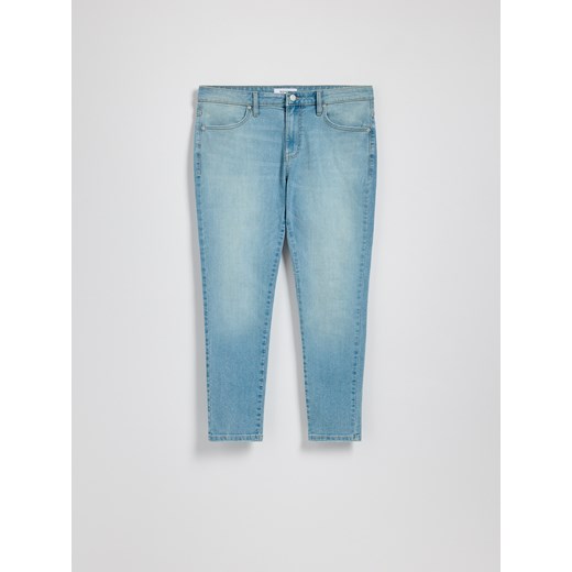 Reserved - Jeansy carrot slim z efektem sprania - niebieski Reserved 36 Reserved