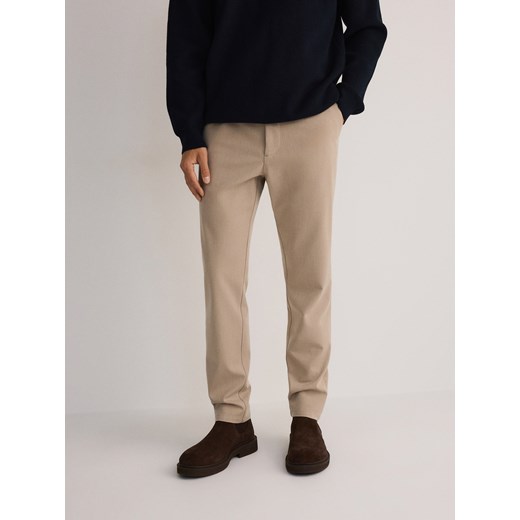 Reserved - Spodnie chino slim z wiskozą - beżowy ze sklepu Reserved w kategorii Spodnie męskie - zdjęcie 178774208