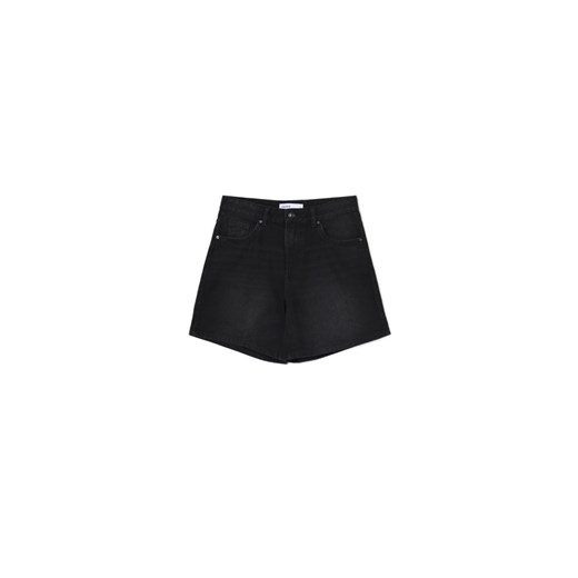 Cropp - Czarne jeansowe bermudy z efektem sprania - czarny ze sklepu Cropp w kategorii Szorty - zdjęcie 178784135