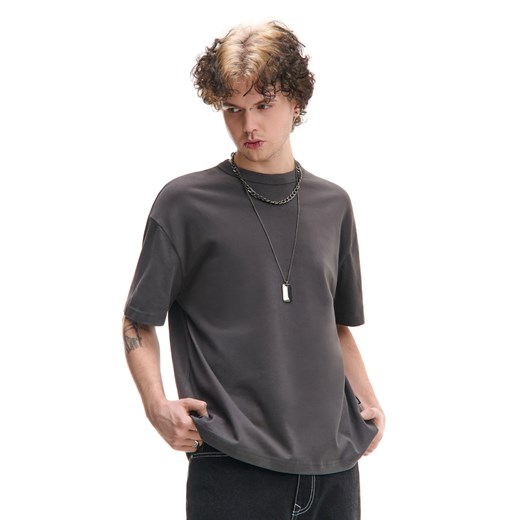 Cropp - Basicowa szara koszulka comfort - szary ze sklepu Cropp w kategorii T-shirty męskie - zdjęcie 178784138