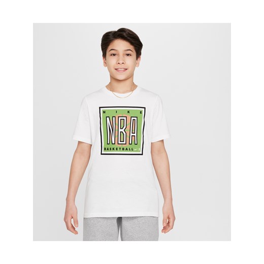 T-shirt dla dużych dzieci (chłopców) Nike Max90 NBA Team 31 Courtside - Biel ze sklepu Nike poland w kategorii T-shirty chłopięce - zdjęcie 178785277