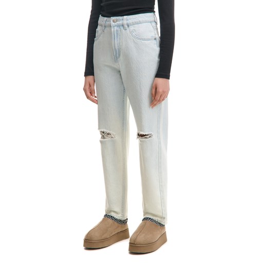 Cropp - Błękitne jeansy mom z efektem sprania - niebieski ze sklepu Cropp w kategorii Jeansy damskie - zdjęcie 178791809