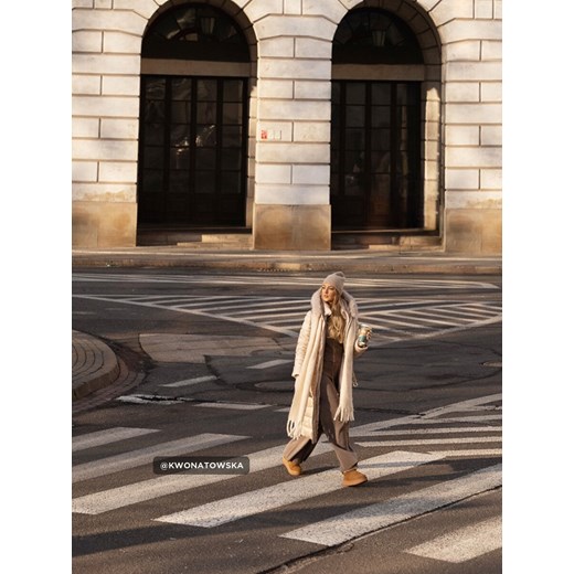 Mohito - Szalik z frędzlami - kremowy Mohito ONE SIZE promocyjna cena Mohito