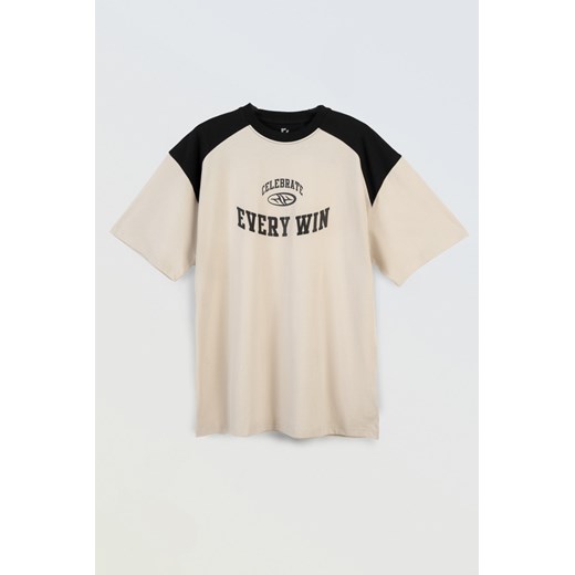 Kremowo-czarny t-shirt w stylu collage grafiką z przodu, rozmiar - 146, kolor - REPORTER