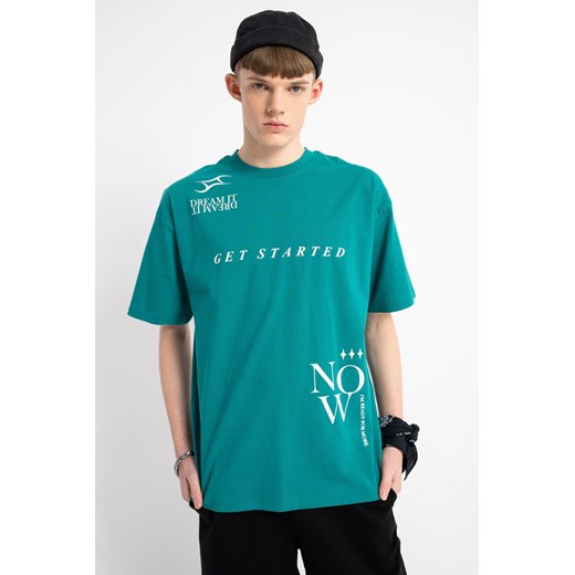 T-shirt w kolorze morskim z kontrastową grafiką z przodu, rozmiar - 146, kolor - morski ze sklepu REPORTER w kategorii T-shirty chłopięce - zdjęcie 178829329