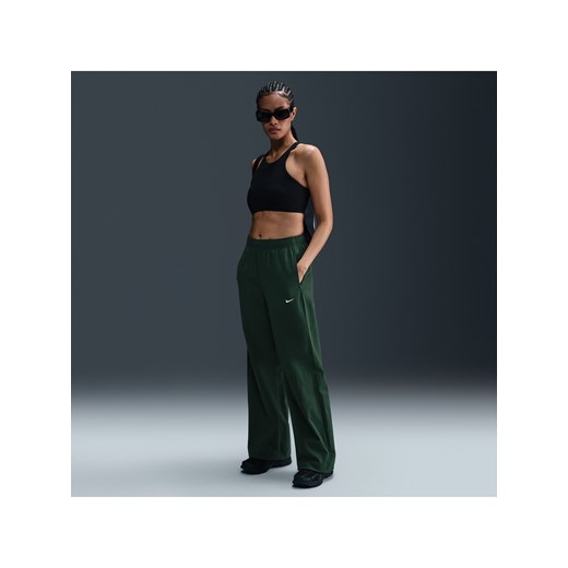 Damskie spodnie z tkaniny Nike Sportswear - Zieleń ze sklepu Nike poland w kategorii Spodnie damskie - zdjęcie 178945549