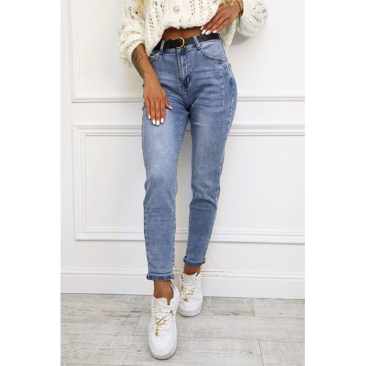 SPODNIE JEANSOWE MOM FIT Z APLIKACJĄ PRZY KIESZENI+ PASEK ze sklepu olika.com.pl w kategorii Jeansy damskie - zdjęcie 178957719