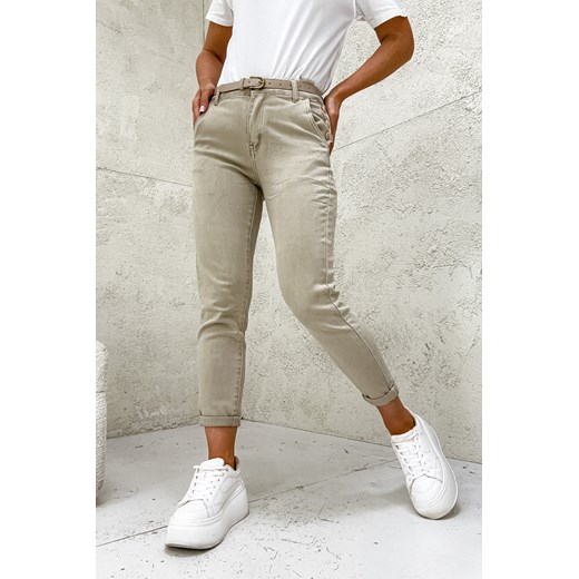 SPODNIE JENASOWE MOM FIT Z GUZIKAMI NA KIESZENI + PASEK- BEŻOWE ze sklepu olika.com.pl w kategorii Jeansy damskie - zdjęcie 178958755