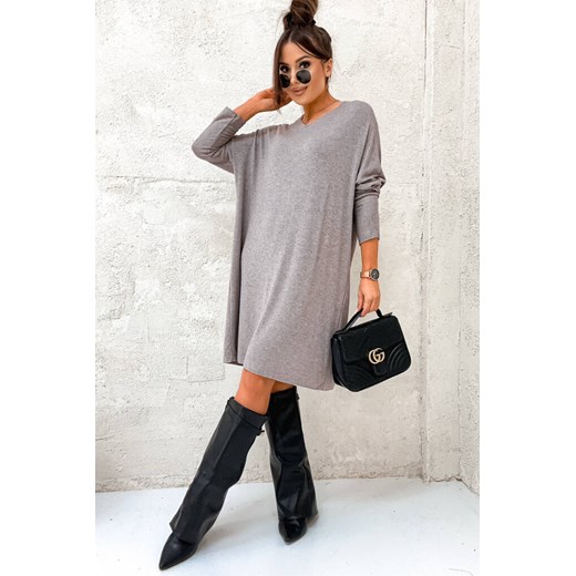 SUKIENKA MIDI OVERSIZE Z DEKOLTEM W SEREK- JASNY SZARY ze sklepu olika.com.pl w kategorii Sukienki - zdjęcie 178960408