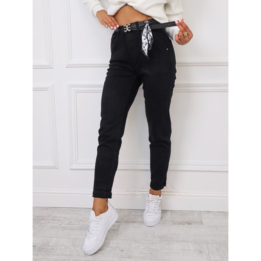 CZARNE SPODENIE JEANSOWE MOM FIT Z OZDOBNYM ELEMENTEM PRZY KIESZENI+ PASEK ze sklepu olika.com.pl w kategorii Jeansy damskie - zdjęcie 178960746