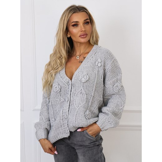 SWETER ROZPINANY Z OZDOBYMI NASZYWANYMI KWIATAMI-SZARY ze sklepu olika.com.pl w kategorii Swetry damskie - zdjęcie 178962115