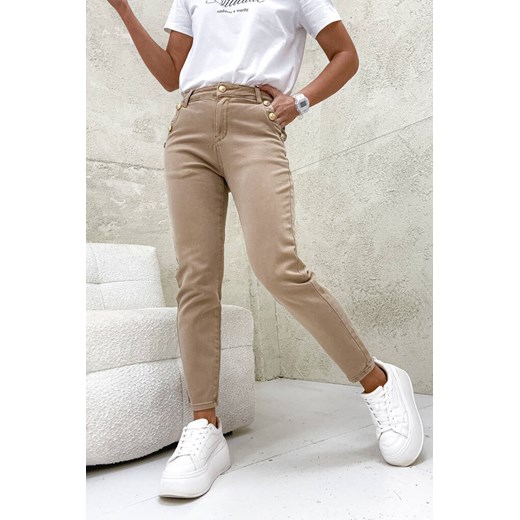 SPODNIE MOM FIT Z OZDOBNYMI GUZIKAMI NA KIESZENIACH -BEŻOWE ze sklepu olika.com.pl w kategorii Jeansy damskie - zdjęcie 178962136