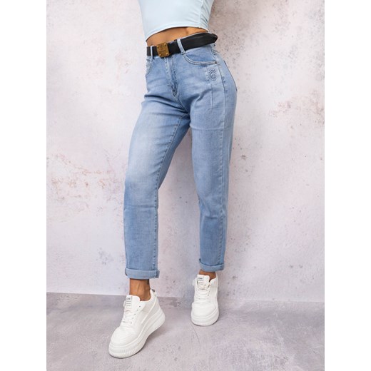 SPODNIE JEANSOWE MOM FIT Z OZDOBNĄ APLIKACJĄ PRZY KIESZENI+ PASEK ze sklepu olika.com.pl w kategorii Jeansy damskie - zdjęcie 178962407