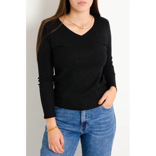 SWETER PRĄŻKOWANY Z DEKOLTEM W SZPIC- CZARNY ze sklepu olika.com.pl w kategorii Swetry damskie - zdjęcie 178963377