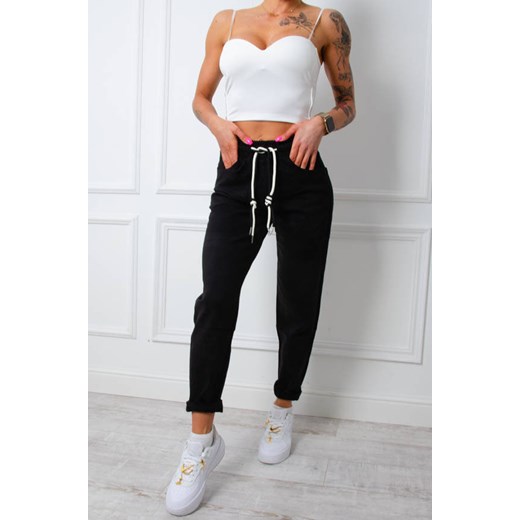 SPODNIE JEANSOWE MOM FIT Z GUMĄ I SZNURKAMI W PASIE- CZARNE ze sklepu olika.com.pl w kategorii Jeansy damskie - zdjęcie 178963629
