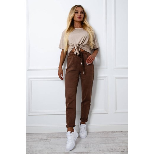 SPODNIE JEANSOWE MOM FIT Z GUMĄ I SZNURKAMI W PASIE- CIEMNY BRĄZ ze sklepu olika.com.pl w kategorii Jeansy damskie - zdjęcie 178965326
