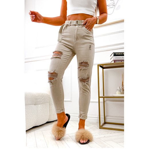 SPODNIE BEŻOWE MOM FIT Z PRZETARCIAMI I PASKIEM ze sklepu olika.com.pl w kategorii Jeansy damskie - zdjęcie 178965545