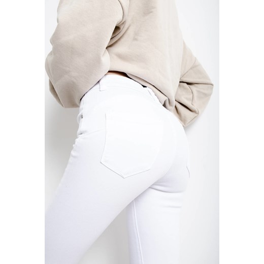SPODNIE BIAŁE JEANSOWE PUSH UP- MID WAIST ze sklepu olika.com.pl w kategorii Jeansy damskie - zdjęcie 178968838