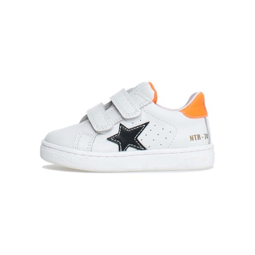 Naturino Skórzane sneakersy &quot;Pinn&quot; w kolorze biało-pomarańczowym ze sklepu Limango Polska w kategorii Trampki dziecięce - zdjęcie 178983805